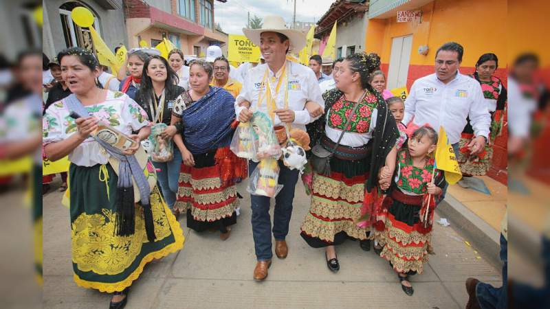 Condena el abanderado de “Por Apatzingán al Frente” privar del agua a la gente pobre Es una actitud de gobiernos inhumanos y faltos de sensibilidad política y social. - Foto 0 