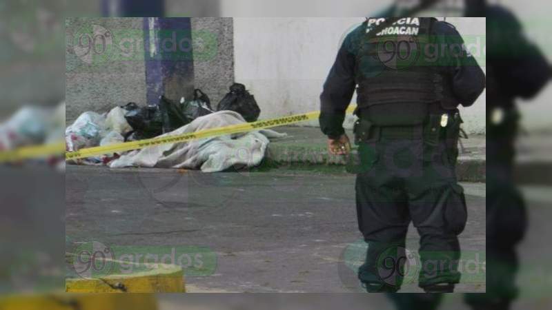 Abandonan cadáver envuelto en sábana y narcomensaje en Zamora, Michoacán - Foto 1 