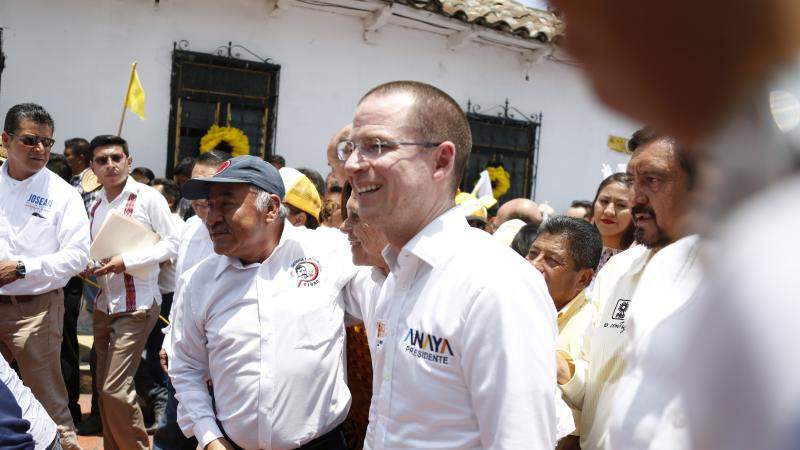 Ahora Anaya toca puerta por puerta para ganar la elección  