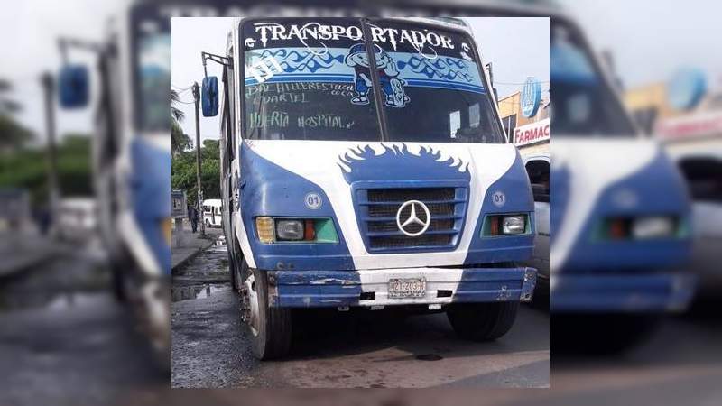 Chofer de microbús atropella y mata a mujer en Apatzingán, Michoacán 