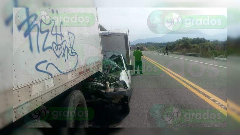Choque en la Autopista Siglo XXI deja una mujer muerta y un herido