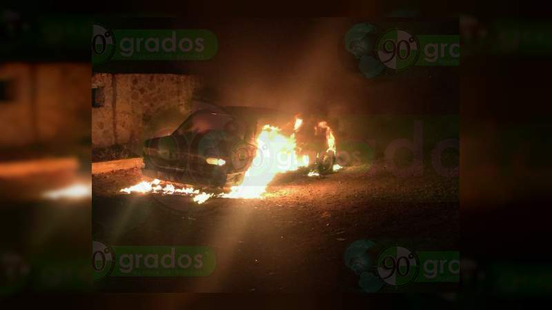 Incendian auto junto a cuartel militar en Apatzingán, Michoacán 