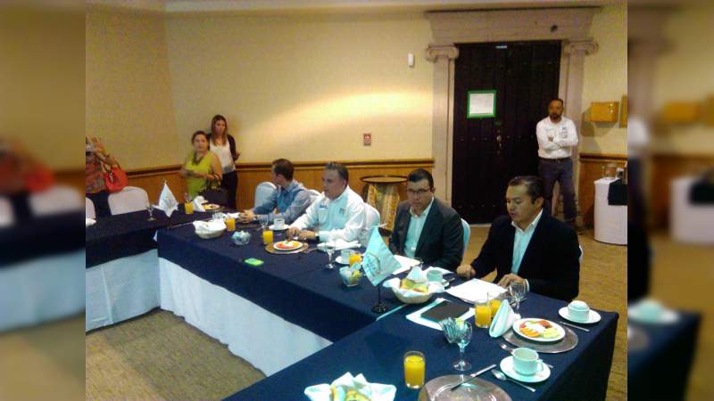 Carlos Quintana considera que su campaña va creciendo cada día “sumando voluntades para lograr la victoria” - Foto 0 