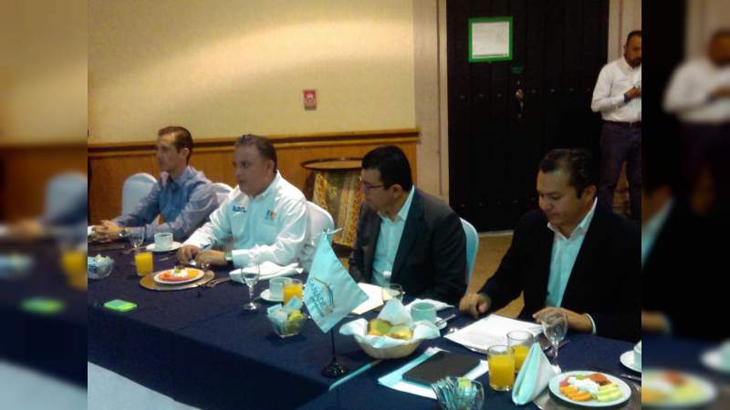 Carlos Quintana considera que su campaña va creciendo cada día “sumando voluntades para lograr la victoria” - Foto 1 