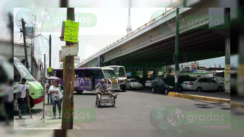 Por agresión de policías municipales a chofer, transportistas bloquean la avenida Madero, en Morelia - Foto 2 