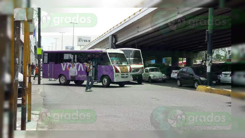 Por agresión de policías municipales a chofer, transportistas bloquean la avenida Madero, en Morelia - Foto 4 