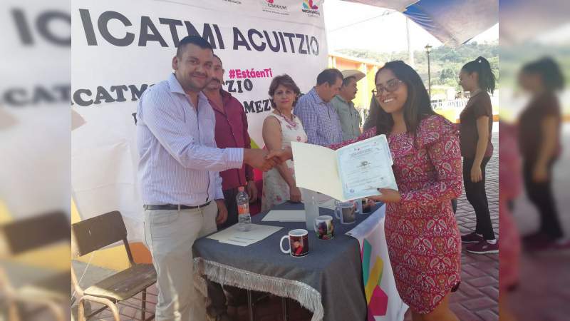 Se capacitan mezcaleros de Etúcuaro para potenciar la comercialización del mezcal 
