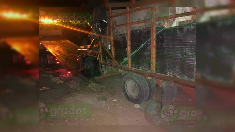 Aseguran bodega de combustible robado y recuperan cuatro vehículos, en Cuitzeo, Michoacán - Foto 1 