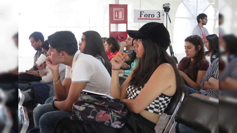 El Librofest, espacio donde estudiantes encuentran materiales que complementen su formación académica - Foto 1 