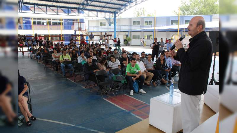 De la mano con los jóvenes sacaremos a Morelia del rezago, aseguró Fausto Vallejo Figueroa - Foto 1 