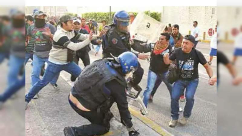 Enfrentamiento entre CNTE y granaderos deja cinco heridos  