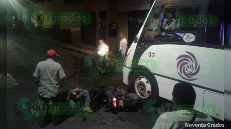 Chofer arrolla a motociclista y se da a la fuga en Jacona, Michoacán - Foto 1 