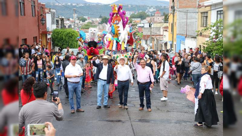 Cientos de vecinos de la colonia Independencia caminan junto a Gerónimo Color 