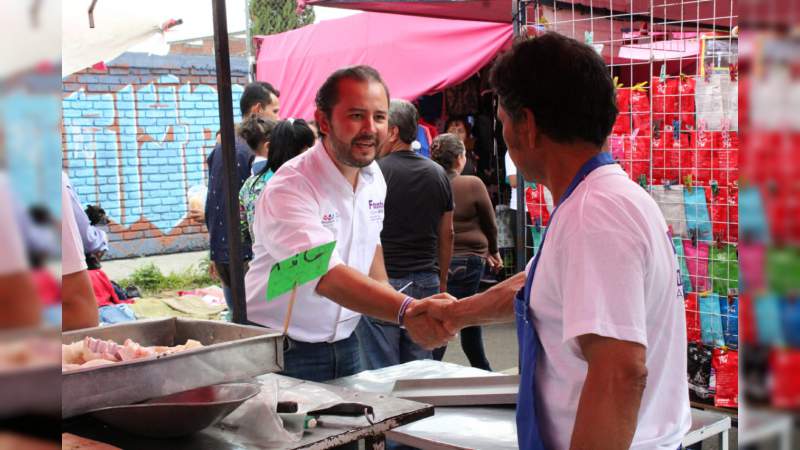 Saluda Fausto Vallejo Mora a comerciantes del tianguis de la Avenida Pedregal 