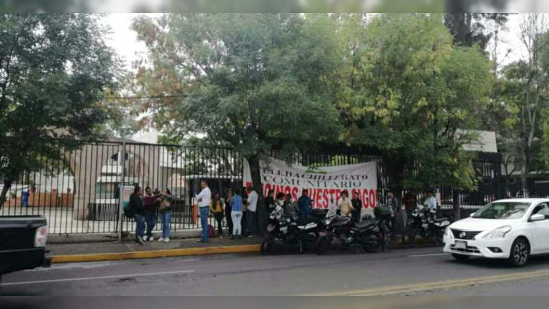 Telebachillerato Michoacán se manifiesta en la Secretaria de Finanzas 