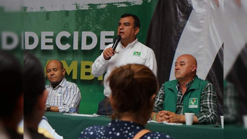 Comprometió Constantino hacer valer el  derecho a la Vivienda a trabajadores del ayuntamiento 