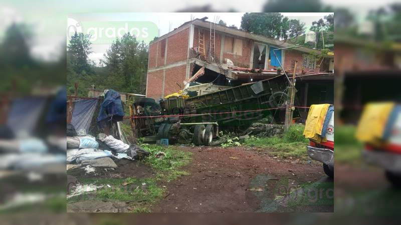 Mueren dos personas en accidente en la carretera San Juan Nuevo  - Tancítaro 
