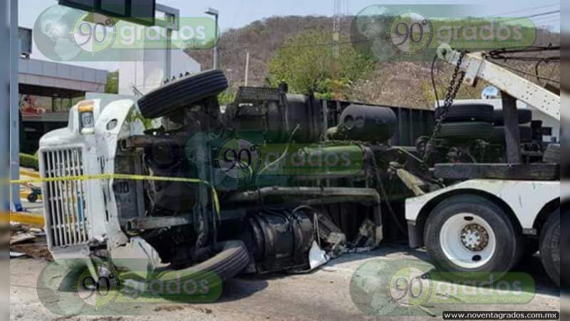 Muere joven al quedarse sin frenos y chocar en San Juan Nuevo, Michoacán 