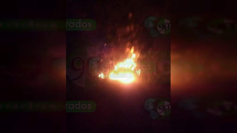 Tráiler se desbarranca e incendia en la Autopista Siglo XXI - Foto 3 