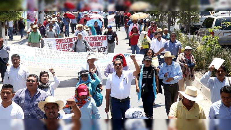 Marchan en Morelia sindicalizados del Colegio de Bachilleres 