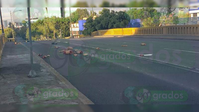 Abandonan dos cadáveres descuartizados y narcomanta en la Ciudad de México - Foto 2 