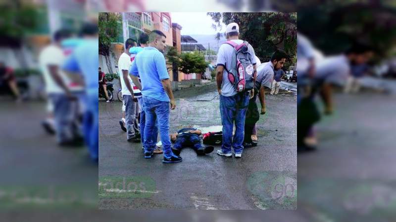 Pierde la vida motociclista que chocó en Apatzingán - Foto 0 