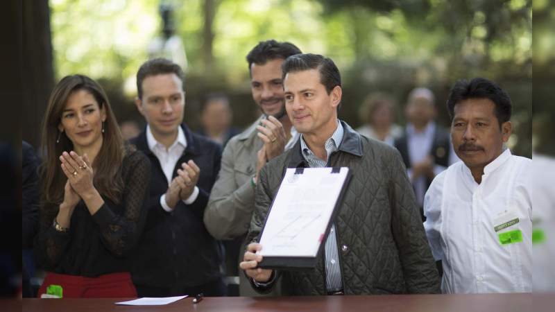 Peña Nieto firma privatización del agua 