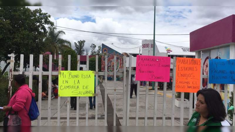 Profesores toman la Secretaría de Educación en Morelia 