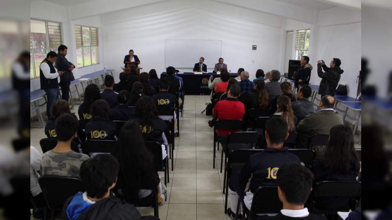    Por primera vez en 48 años, la Preparatoria Lázaro Cárdenas de Uruapan tiene una mujer directora 