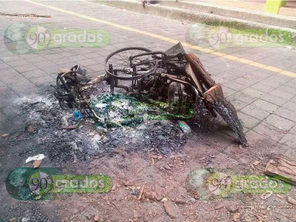 Habitantes de Nahuatzen retienen a funcionarios municipales por agresión y quema de vehículos - Foto 0 