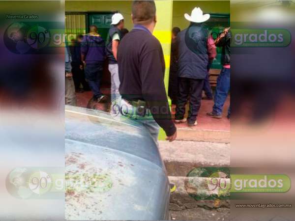Habitantes de Nahuatzen retienen a funcionarios municipales por agresión y quema de vehículos - Foto 1 