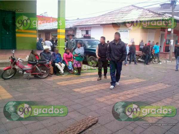Habitantes de Nahuatzen retienen a funcionarios municipales por agresión y quema de vehículos - Foto 2 