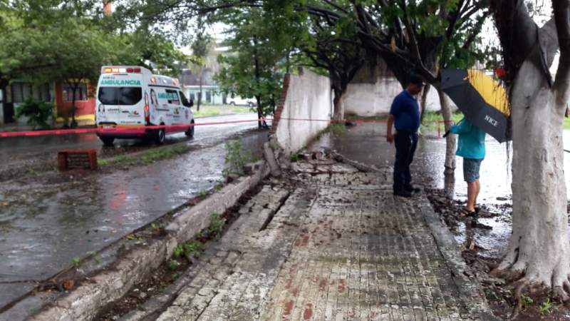 Michoacán: Colapsa barda de primaria en Lázaro Cárdenas por lluvias de Carlotta - Foto 0 