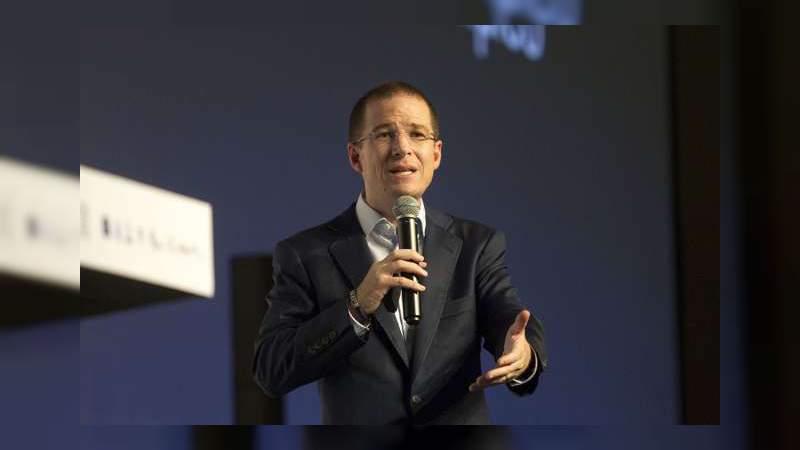 Anaya promete agua potable todos los días en Chalco 