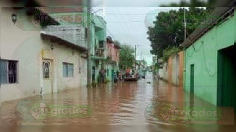 Se desborda río en Tiquicheo, Michoacán 