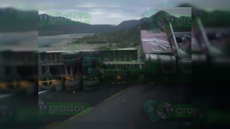 Vuelca tráiler en la Autopista Siglo XXI