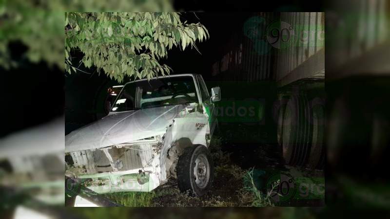Chocan tráiler y dos camionetas en la autopista Siglo XXI