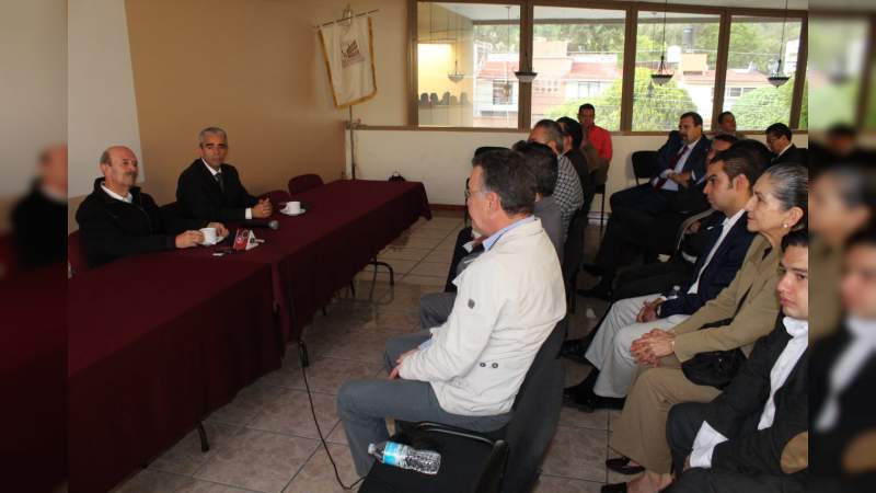 Anuncia Fausto Vallejo Figueroa ante notarios regularización de terrenos y fraccionamientos 