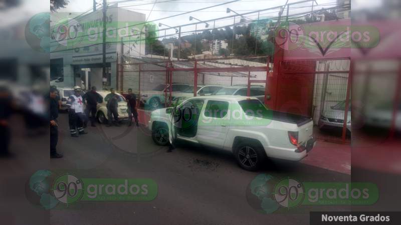Ejecutan a una persona a bordo de su vehículo al sur de Morelia, Michoacán   - Foto 3 