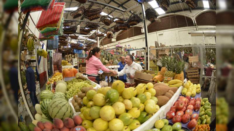 Comerciantes del mercado independencia arropan a Carlos Quintana  