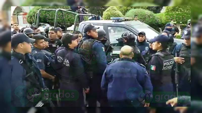 A balazos y golpes se enfrentan policías estatales y municipales en Ocampo, Michoacán - Foto 0 