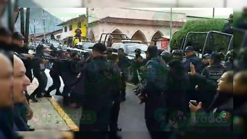 A balazos y golpes se enfrentan policías estatales y municipales en Ocampo, Michoacán - Foto 1 