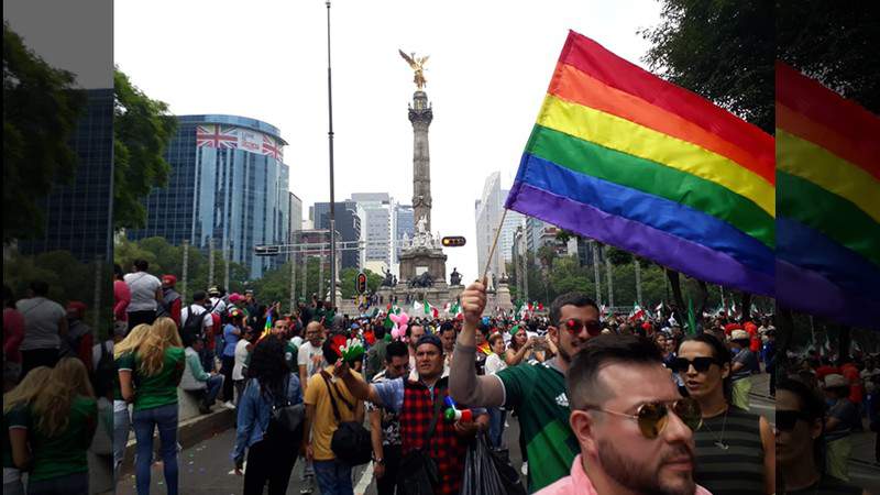 Marcha del Orgullo Gay se mezcla con festejos del Tri  