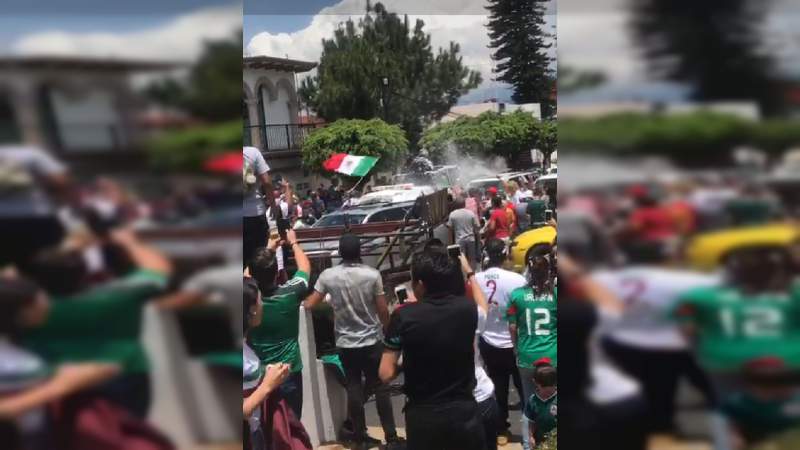 Habitantes de Uruapan que festejaban triunfo de México, agreden a policías y saquean camión - Foto 0 