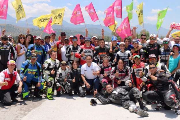 Silvano Aureoles da banderazo del Campeonato Nacional de Motociclismo 