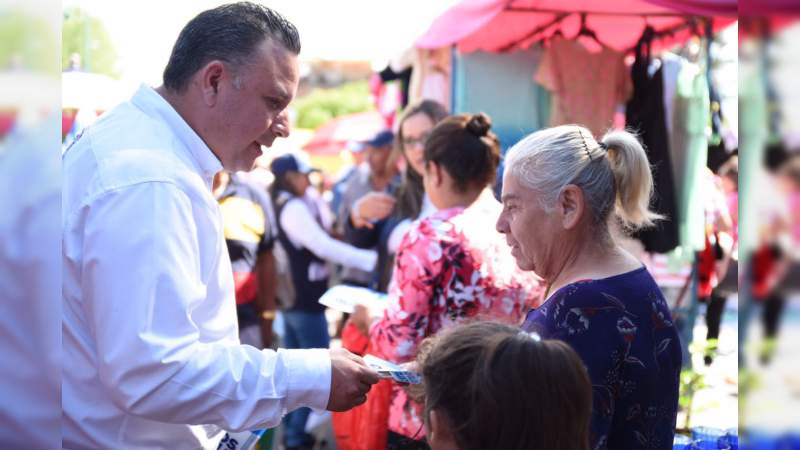 Carlos Quintana brindará mejores condiciones a comerciantes de tianguis y mercados 