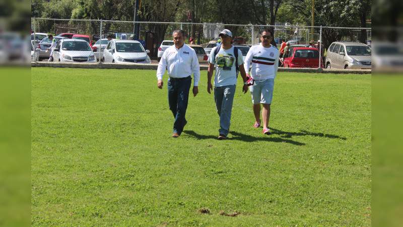 Morón se comprometió con los más de 20 mil jugadores de la Liga Municipal de Fútbol: “Si gano, ganan ustedes” - Foto 1 