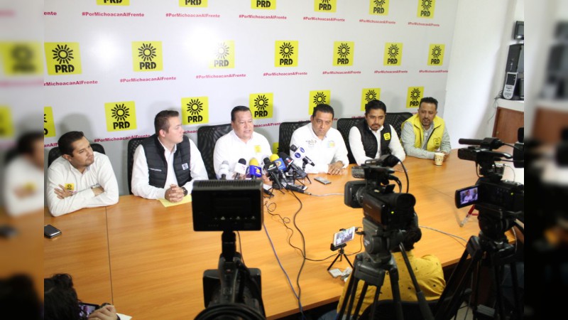 Dirigente del PRD cataloga como un ‘montaje muy bien armado’ camionetas con dinero y propaganda descubiertos en Los Reyes 