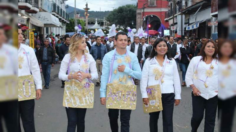Arturo Estrada cierra campaña en la avenida Lázaro Cárdenas de Quiroga 