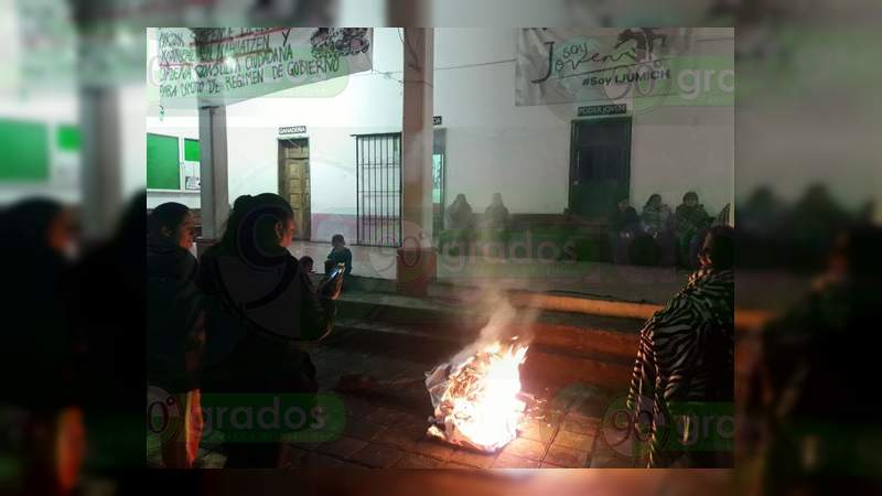 Habitantes de Nahuatzen pernoctan para evitar instalación de casillas - Foto 1 